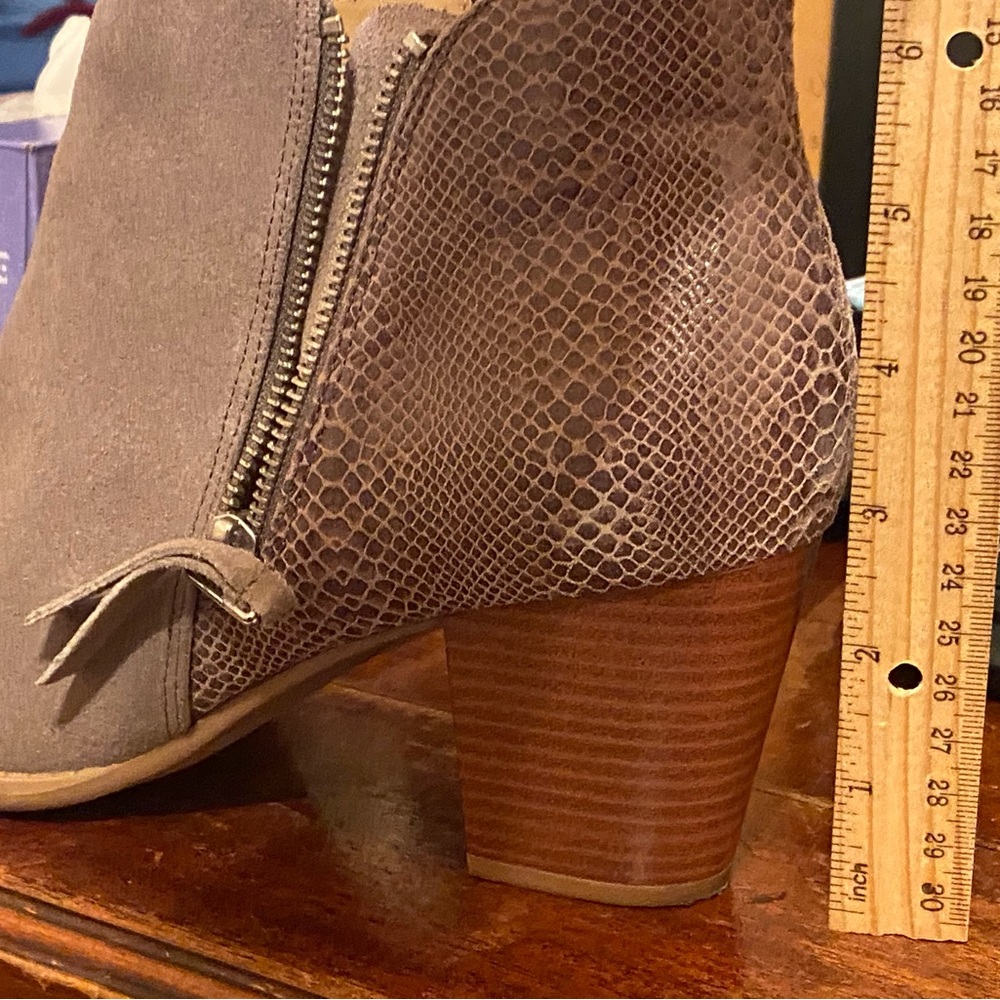 Size 11 Vionic Ankle Boots w/ Side Zipper and Snakeskin Detail - Picture 8 of 8